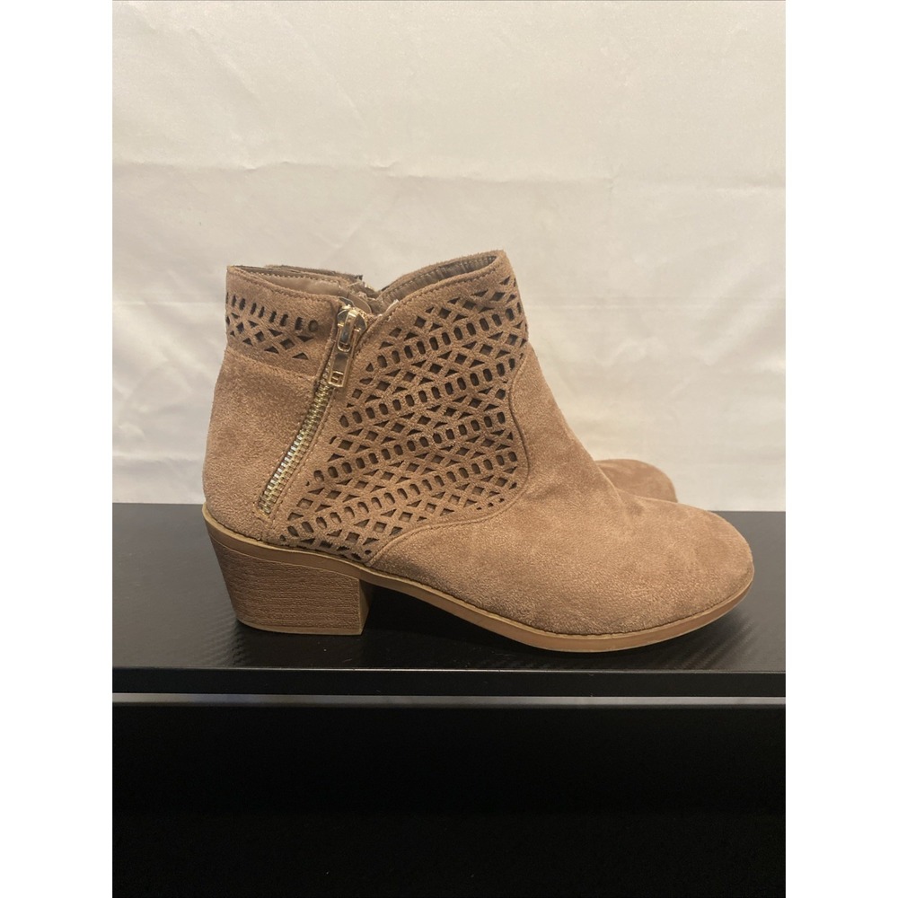Forever Womens Tan Faux Suede Laser Cut Ankle Booties Block Heel Size 8